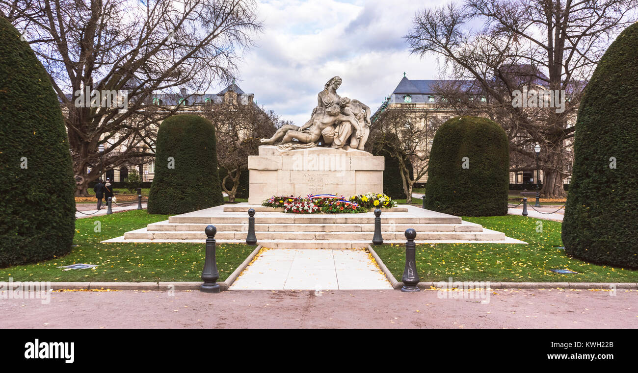 Kriegerdenkmal auf dem Platz der Republik in Straßburg, Frankreich. Denkmal für die Opfer des Krieges gewidmet ist: "Um unsere Toten". Stockfoto