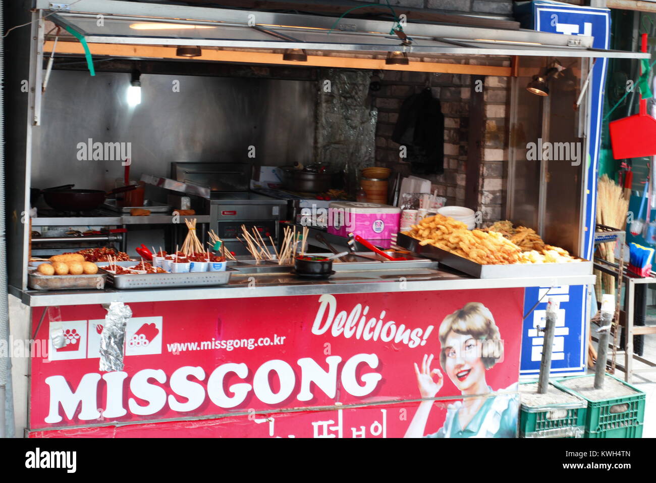 Koreanische Street Food in traditionellen Marktstand Stockfoto