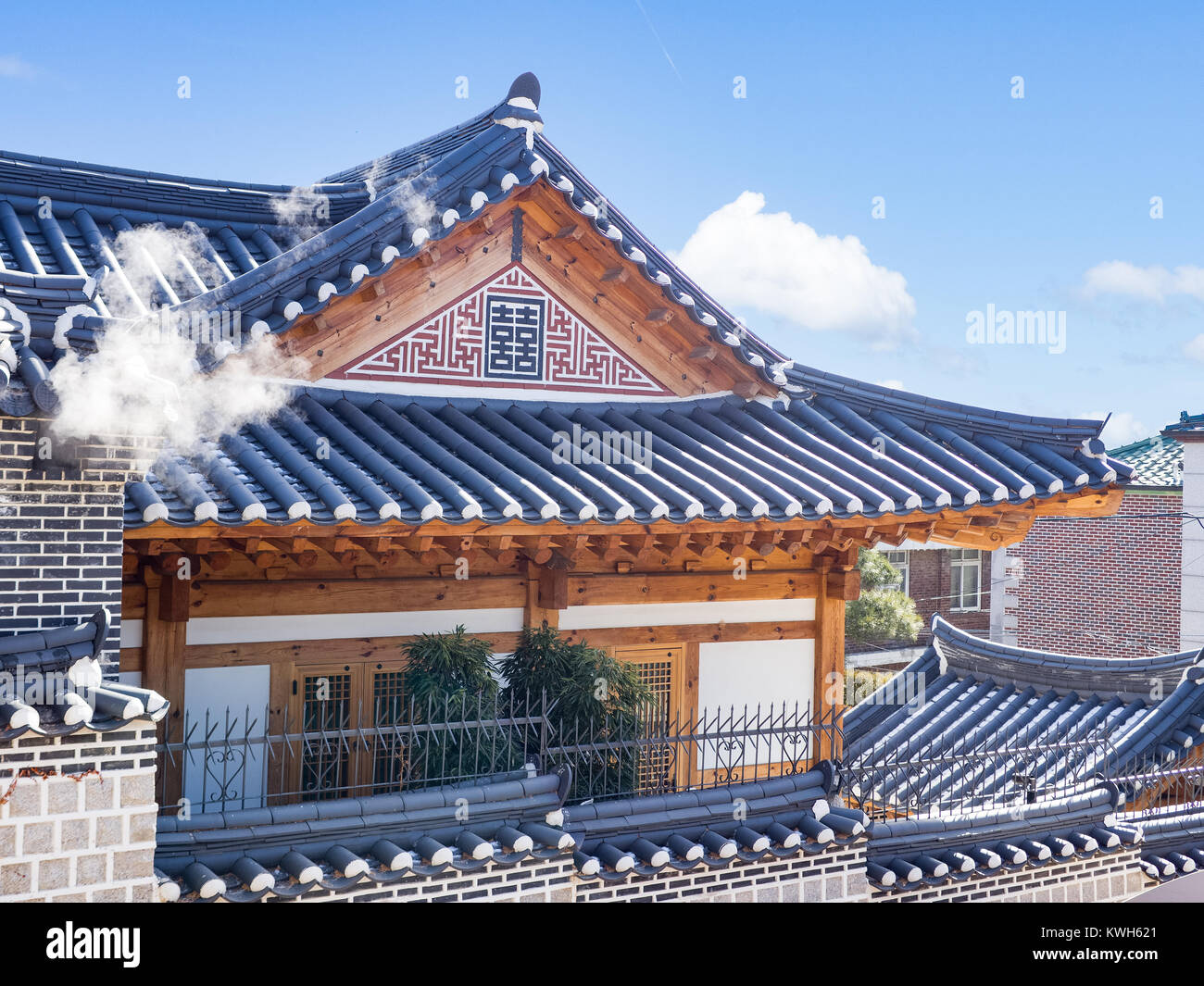 Hanok Dorf in Seoul, Südkorea an einem sonnigen Tag Stockfoto