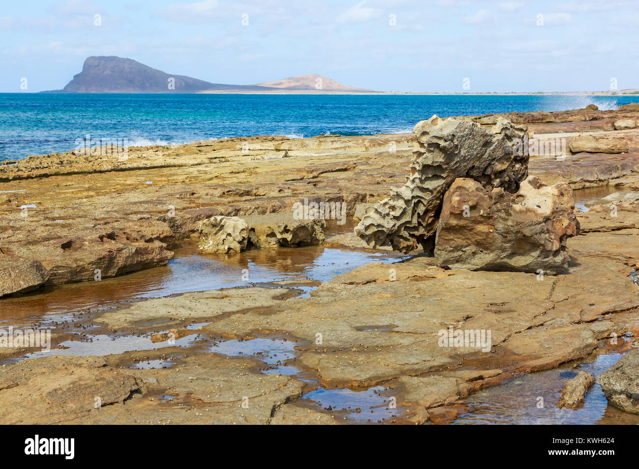 Die Küste an der Bucht von Baia da murdeira Murdeira, mit Lion Mountain, Monte Leao am Horizont, der Insel Sal, Salina, Kap Verde, Afrika Stockfoto