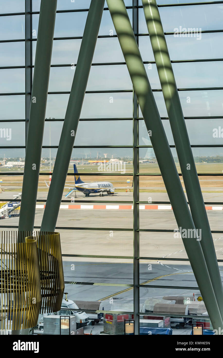 BUDAPEST, 10. Oktober 2017 - Ryanair Flugzeug auf dem Rollfeld des Flughafen Ferihegy in Budapest, Ungarn. Stockfoto