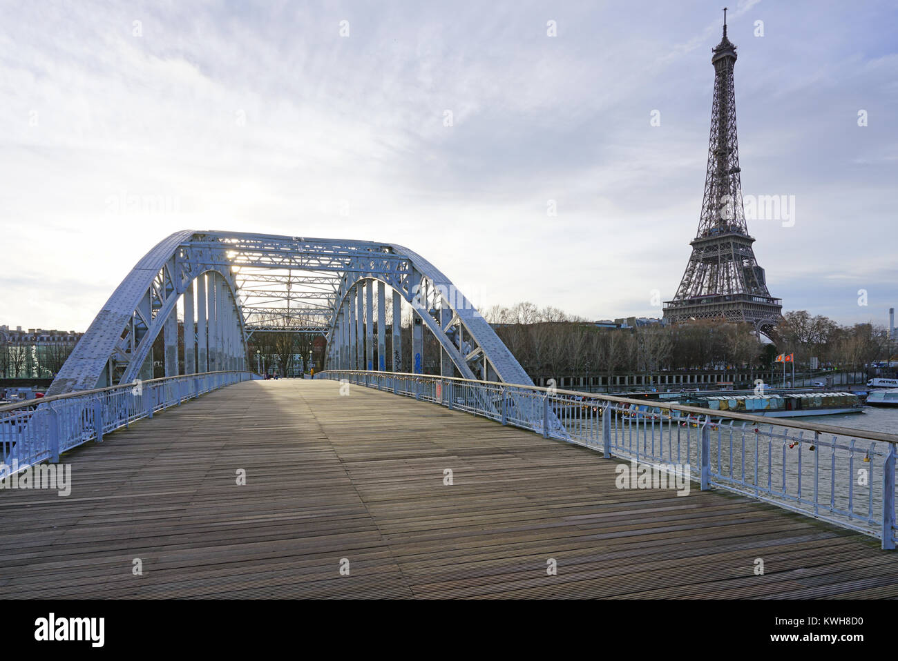 Blick auf die Passerelle Debilly, einem Bogen Fuß Brücke über den Fluss Seine in der Nähe des Eiffelturm in der französischen Hauptstadt. Stockfoto
