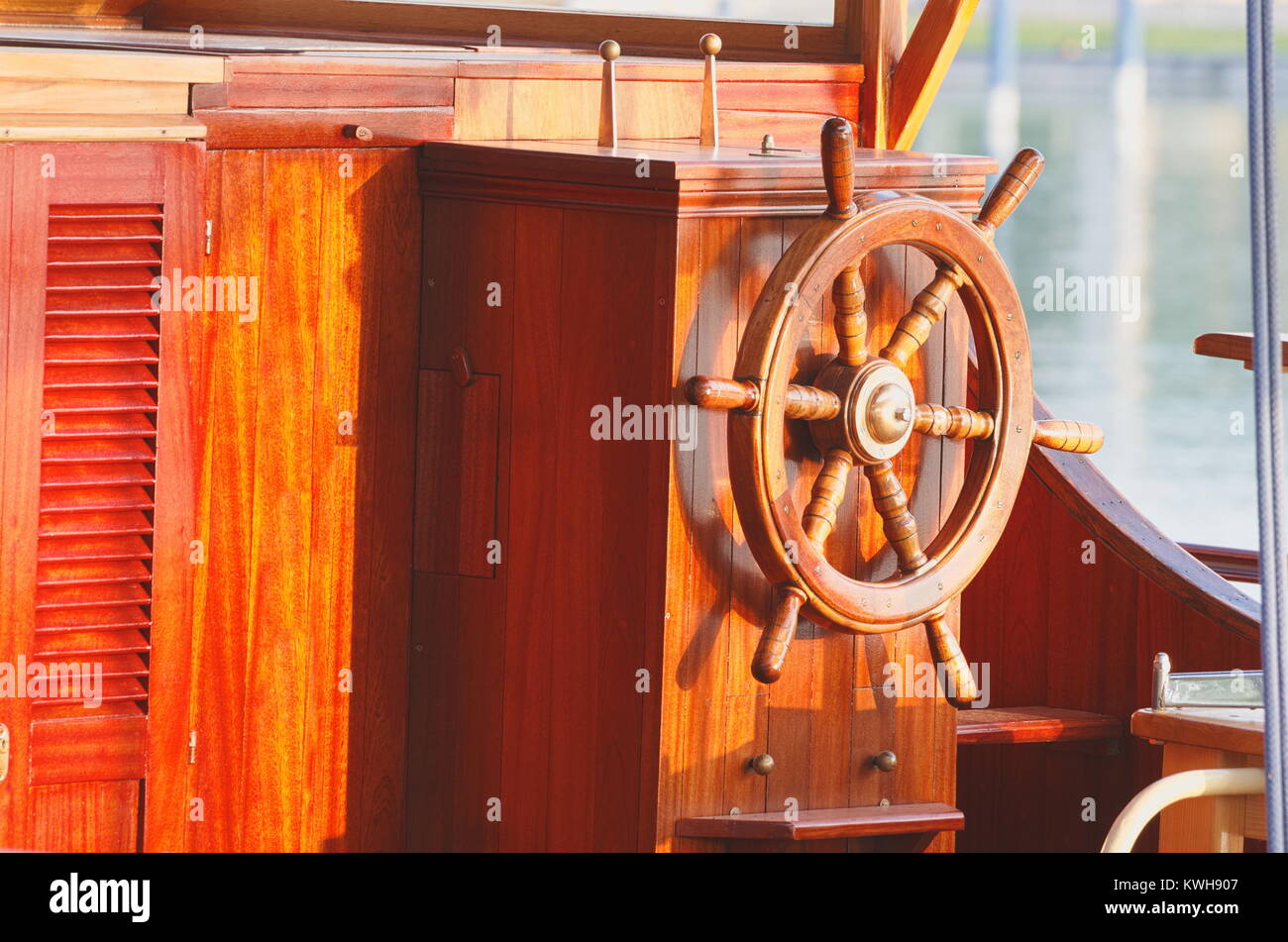 Klassische alte braune Schiffs Steuerrad Stockfoto