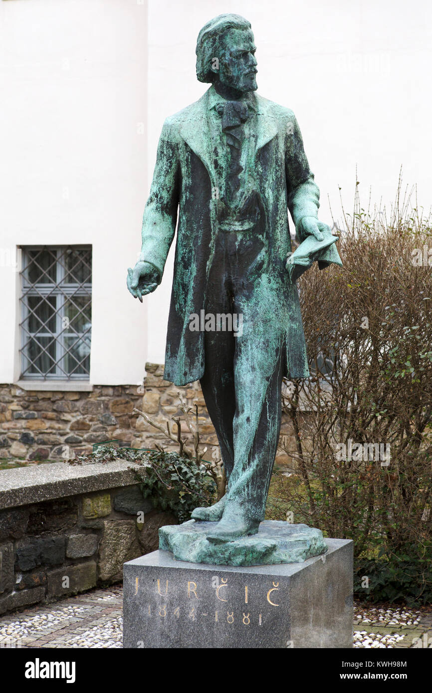 Statue im Speicher von Josip Jurčič in Maribor, Slowenien. Jurčič ilived von 1844 bis 1881 und war ein slowenischer Schriftsteller und Journalist. Stockfoto