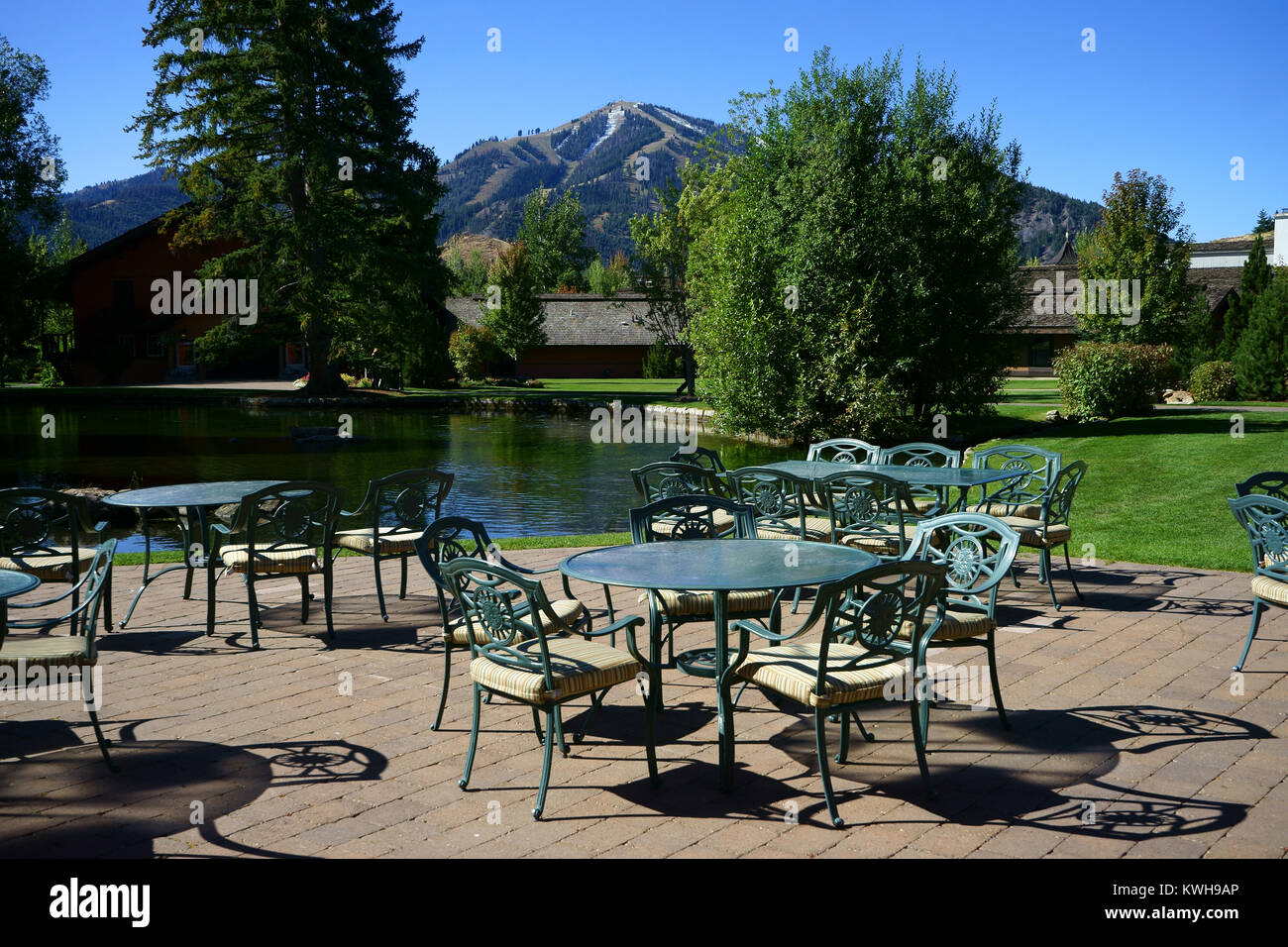 Restaurant Terrasse bei Sun Valley Shopping Mall, Mount Baldy in zurück, Sun Valley, Idaho, USA Stockfoto
