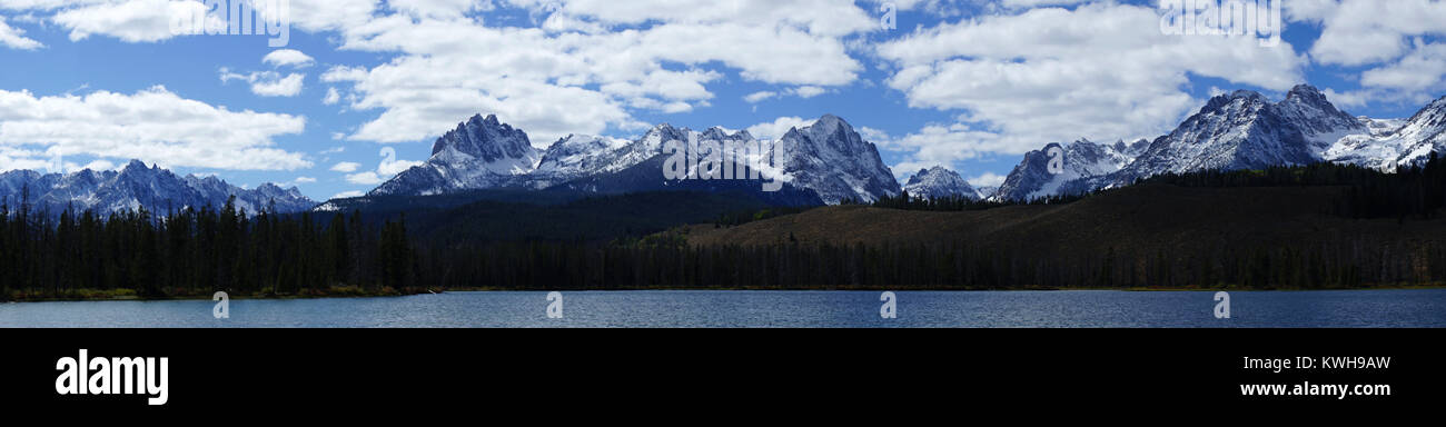 Panorama: Sägezahn Bergkette von Little Red Fish Lake gesehen, Sägezahn Ntl. Wald, Idaho, USA Stockfoto