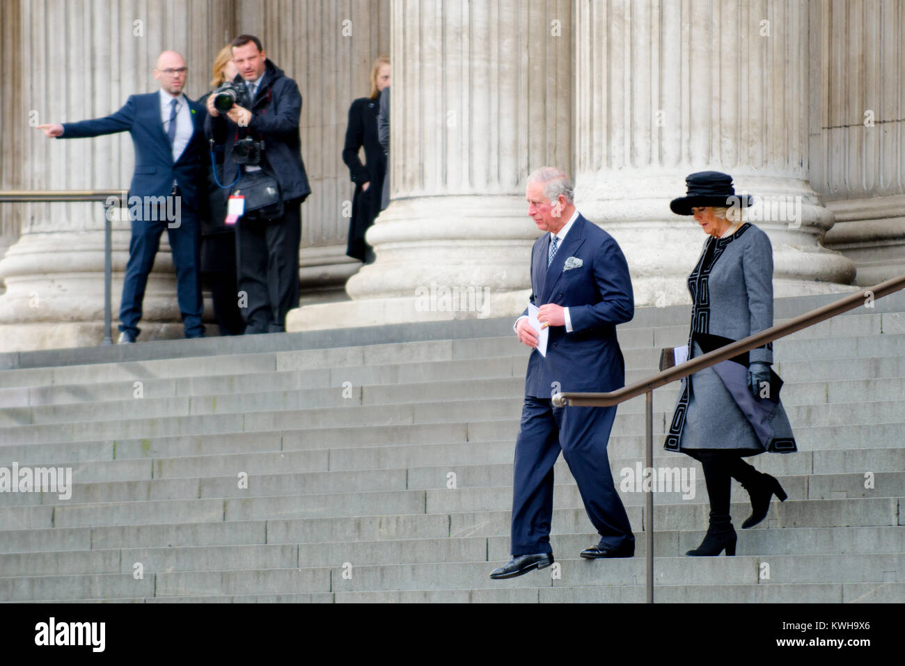 Prinz Charles und Camilla/Herzog und die Herzogin von Cornwall, verlassen die St Paul's Kathedrale nach einer Trauerfeier (14. Dez 2017) Für die Grenfell Turm Stockfoto