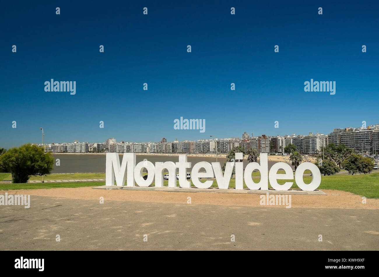 Sehenswürdigkeit Strand von Pocitos statt, in der die Briefe von Montevideo befindet, ein Ort für touristische Erinnerungsfotos zu nehmen Stockfoto