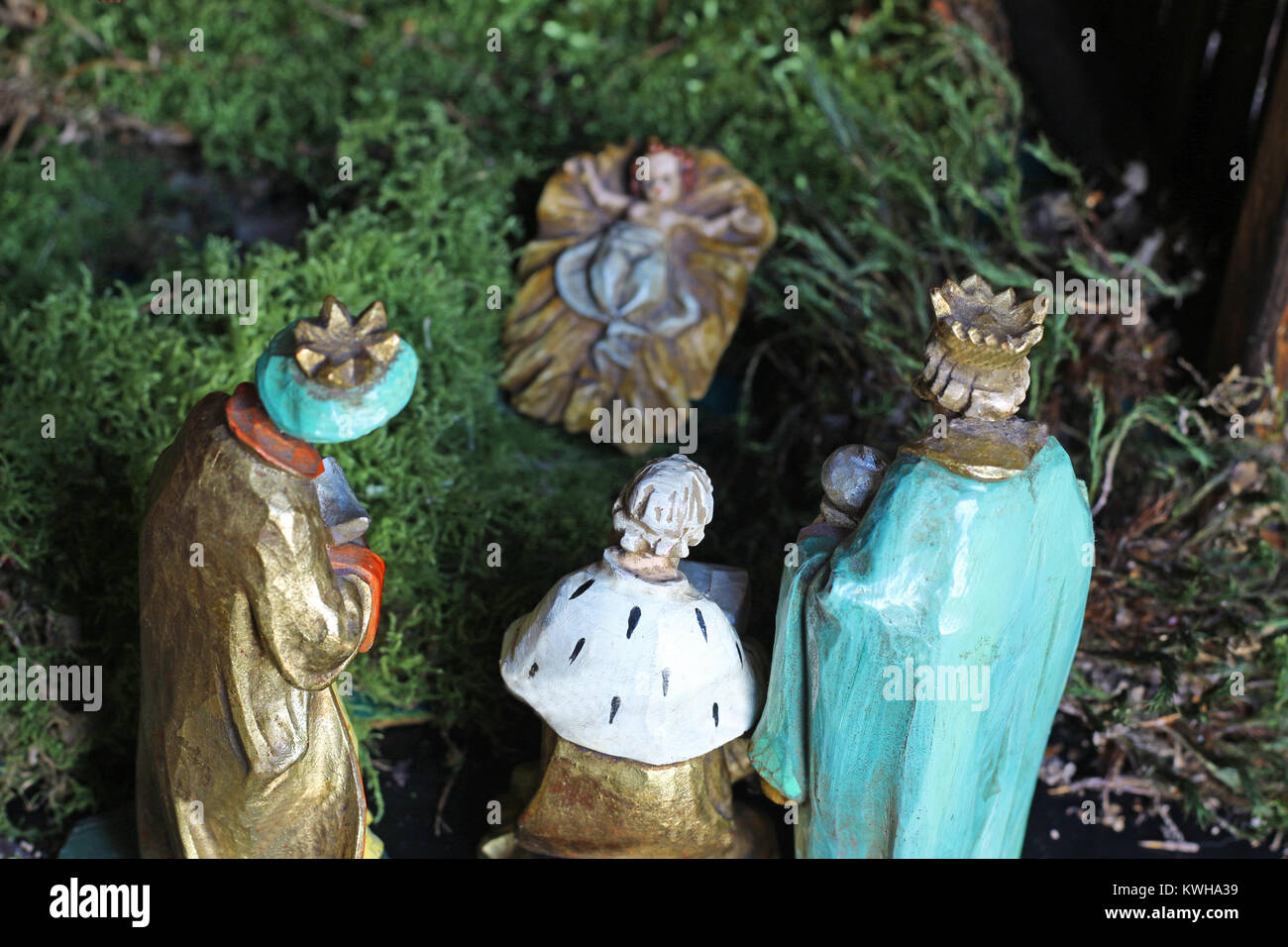 Die drei Heiligen Könige bringen Geschenke an den neugeborenen Jesus, Rückansicht der Figuren, close-up Stockfoto