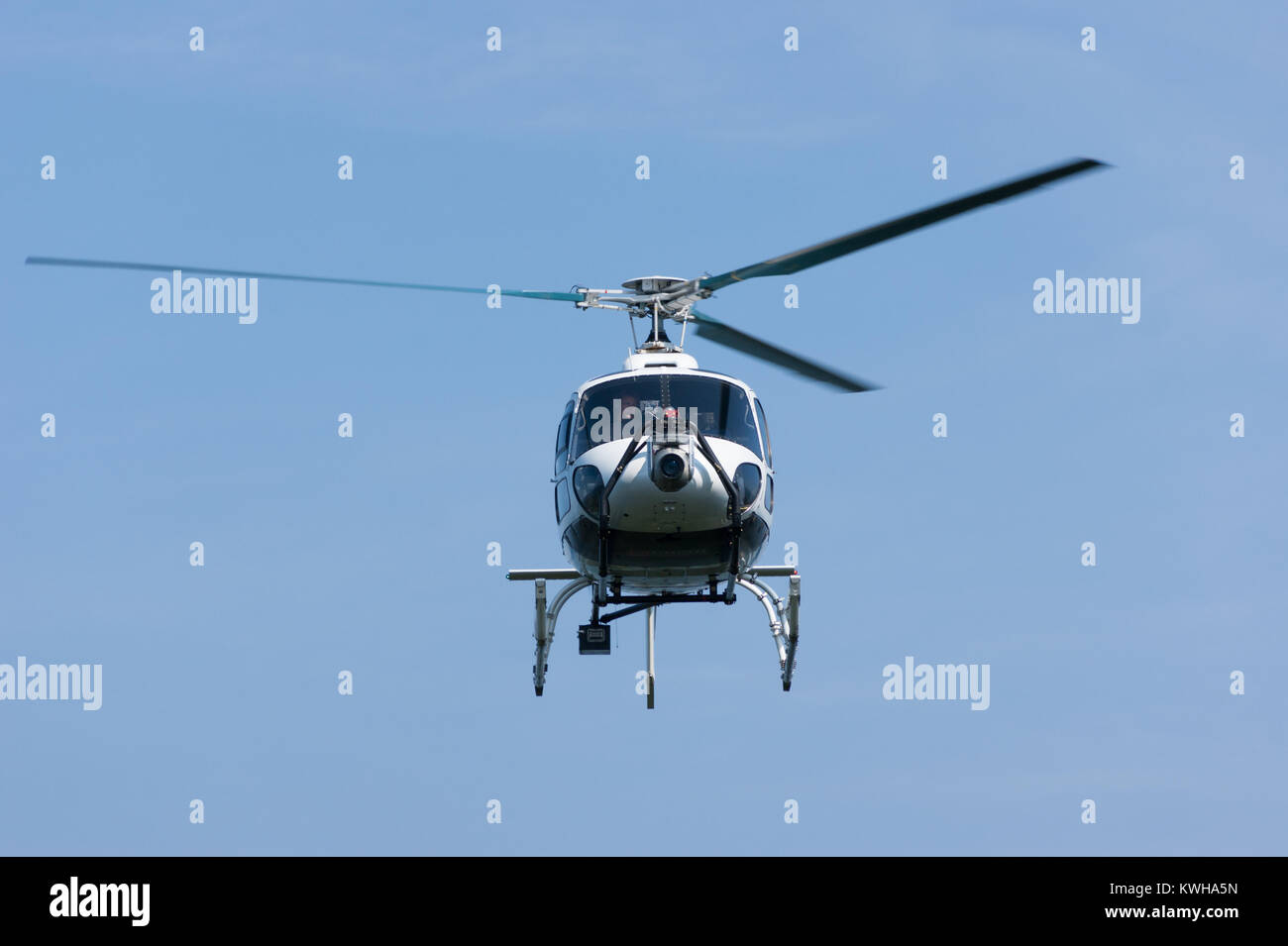 Hubschrauber fliegen, Frontansicht close-up (Ein Airbus Hubschrauber/Eurocopter AS 350 écureuil dargestellt am Kronplatz, Südtirol, Italien) Stockfoto