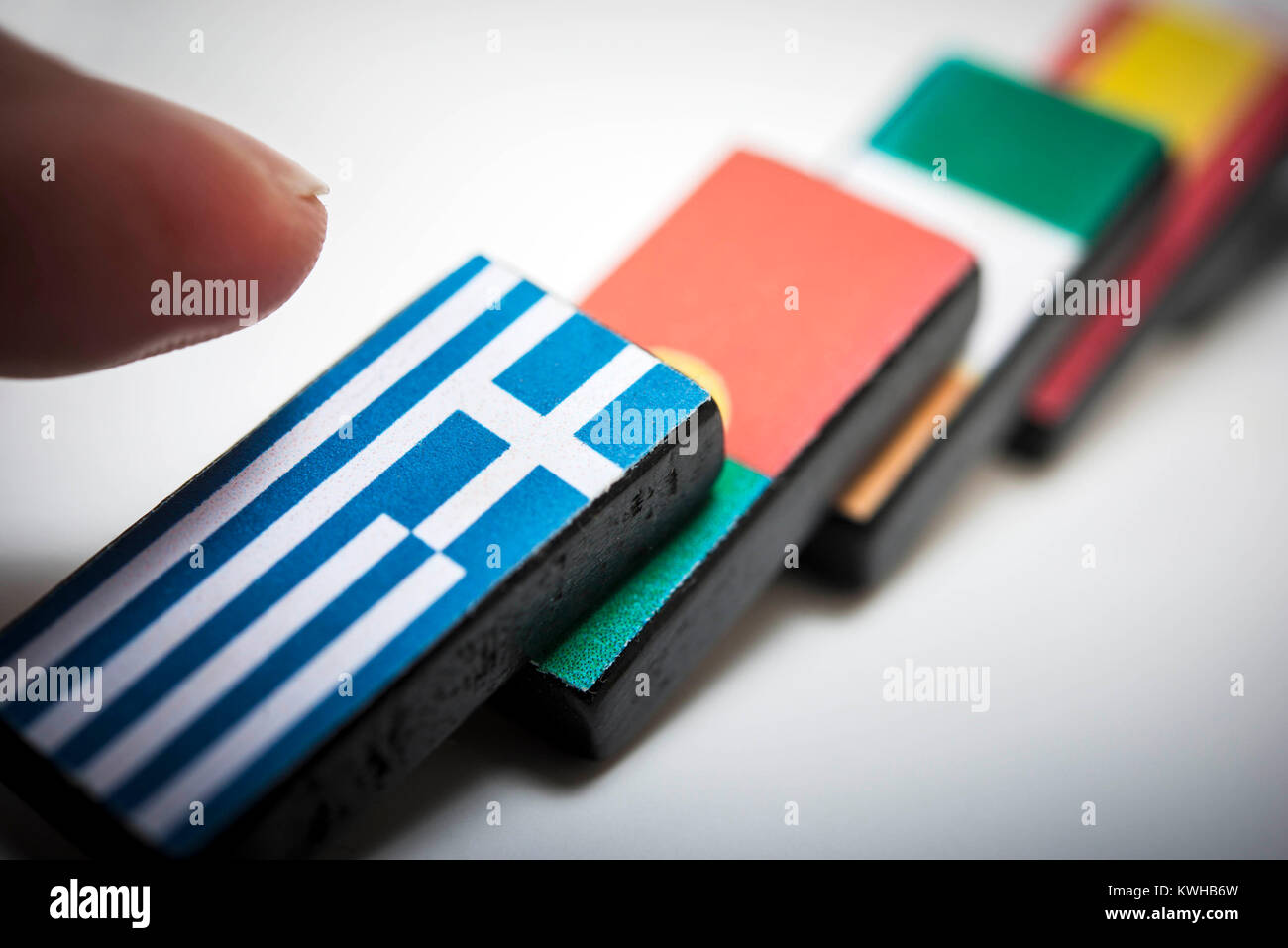 Gefallenen Dominosteine mit europäischen Fahnen, symbolische Foto Dominoeffekt zu Grexit, UmgestÃ¼rzte Dominosteine mit Europäische¤ischen Fahnen, Symbolfoto Dominoeffek Stockfoto
