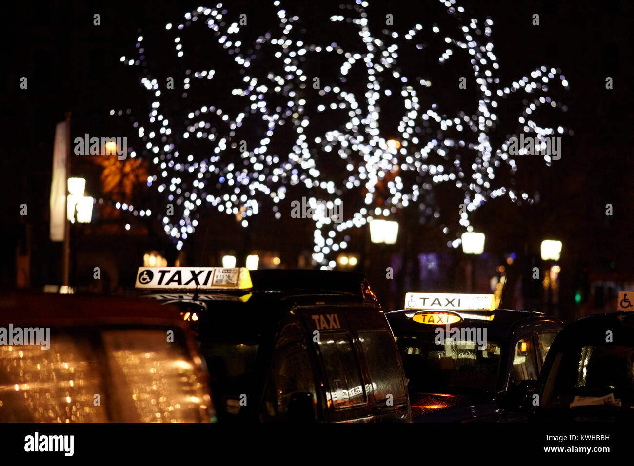 Zeichen oben auf London Taxis Taxis zu einem cab Rank über Weihnachten Belfast Nordirland UK Stockfoto
