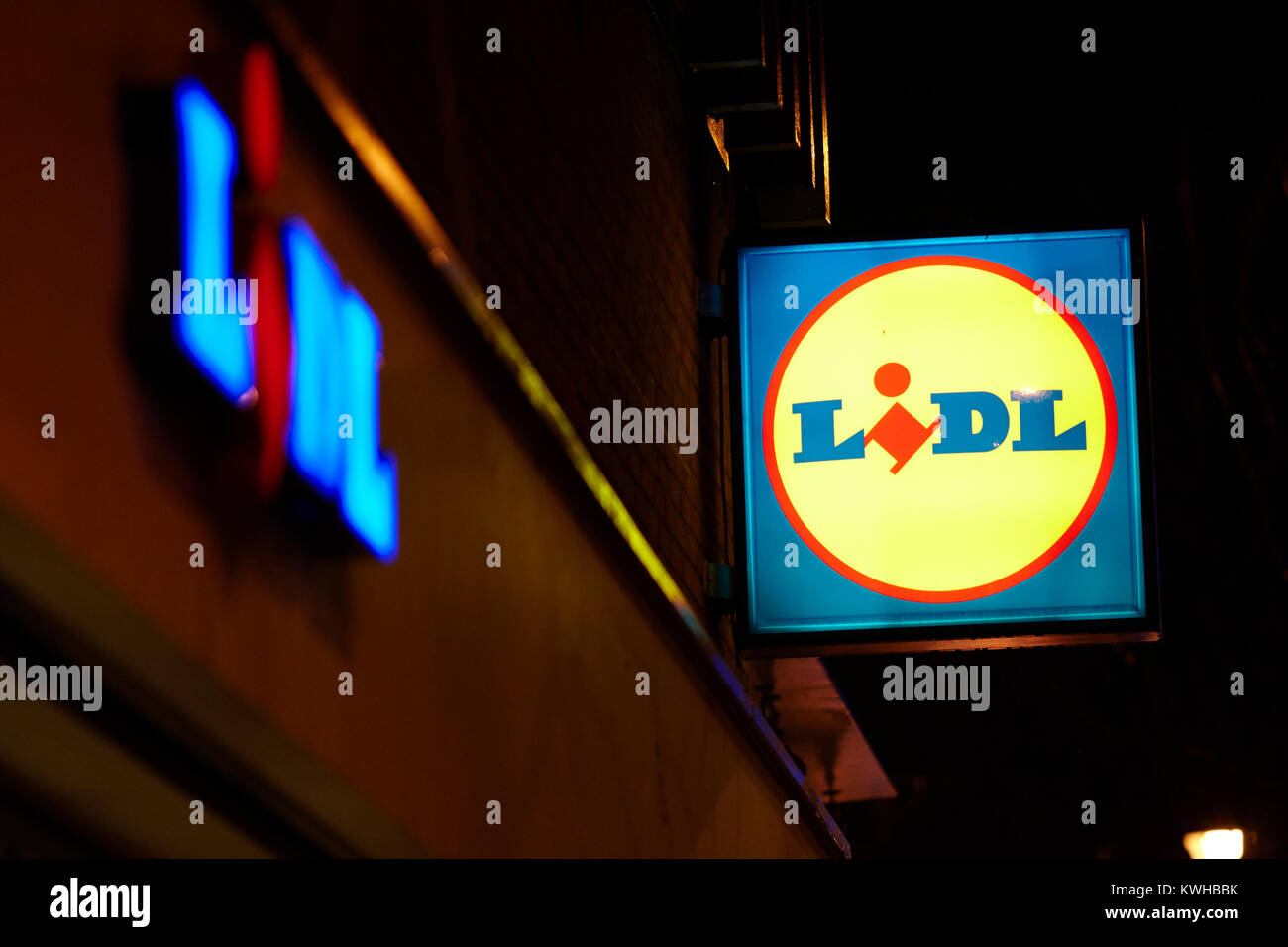 Lidl store Logo in der Nacht Belfast Nordirland UK Stockfoto