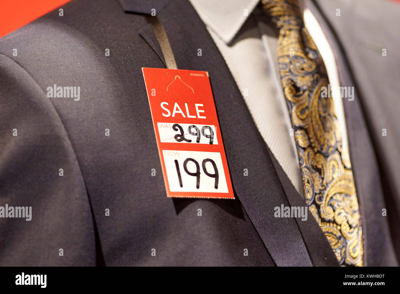 Farbe gekennzeichnet, die auf den Verkauf in mens Bekleidung Shop uk Stockfoto