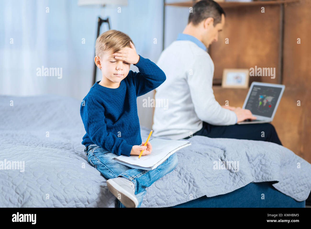 Little Boy ohne Ideen über seine Zukunft Bild Stockfoto