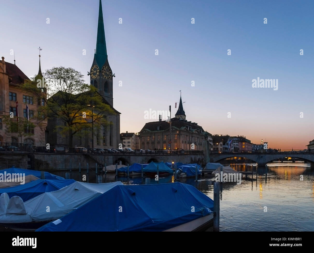 Stadtzentrum von Zürich in der Abenddämmerung Stockfoto