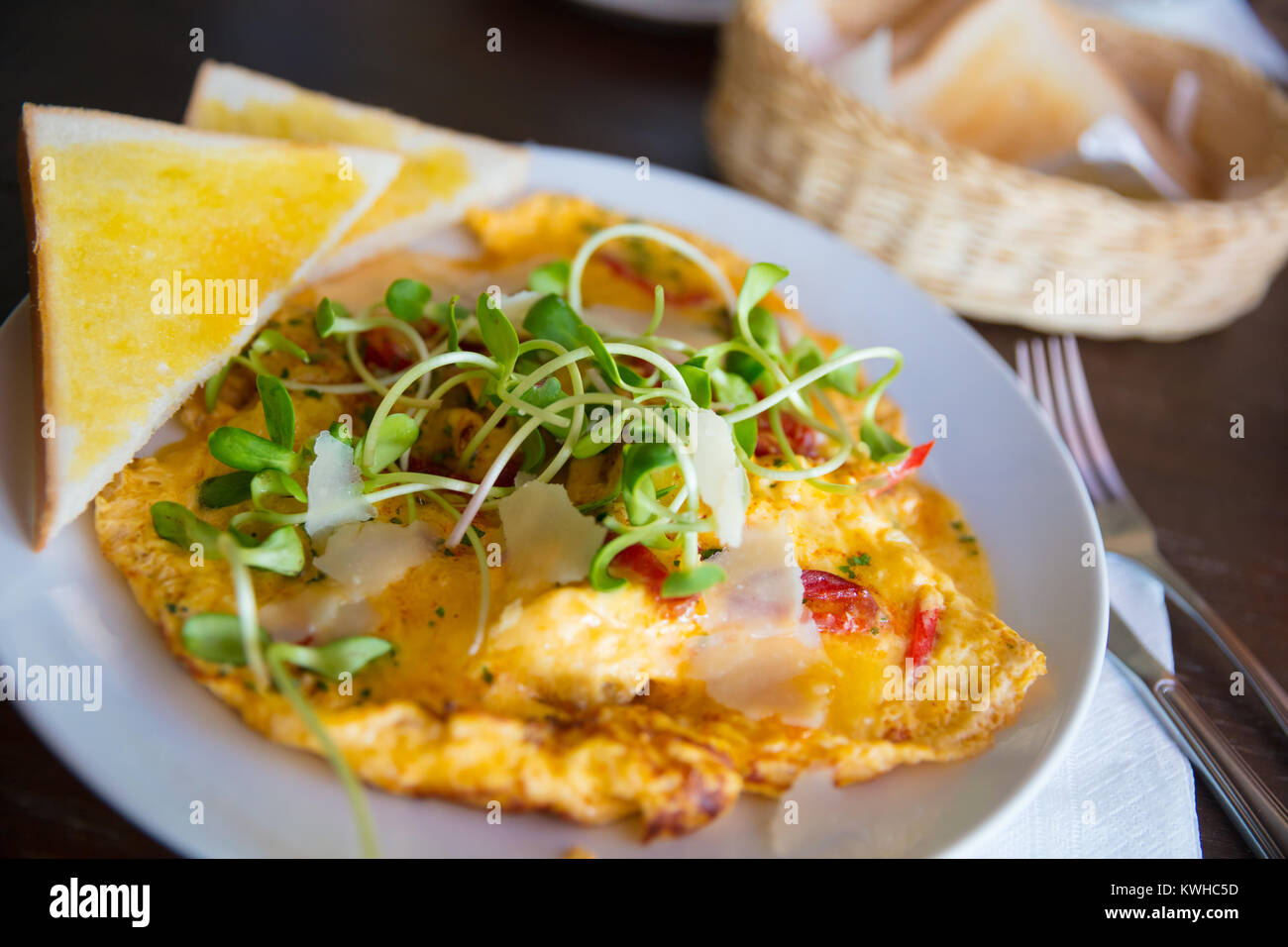 Spanisches Omelette serviert mit Scheiben Brot auf dem Tisch Stockfoto