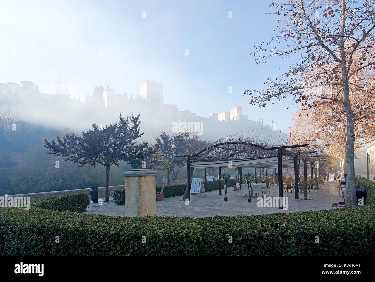 GRANADA, Andalusien, Spanien - Dezember 21, 2017: Blick auf die Alhambra von sunhaze aus der Carrera del Darro am 21. Dezember 2017 in Granada, Andalusien, Spai Stockfoto