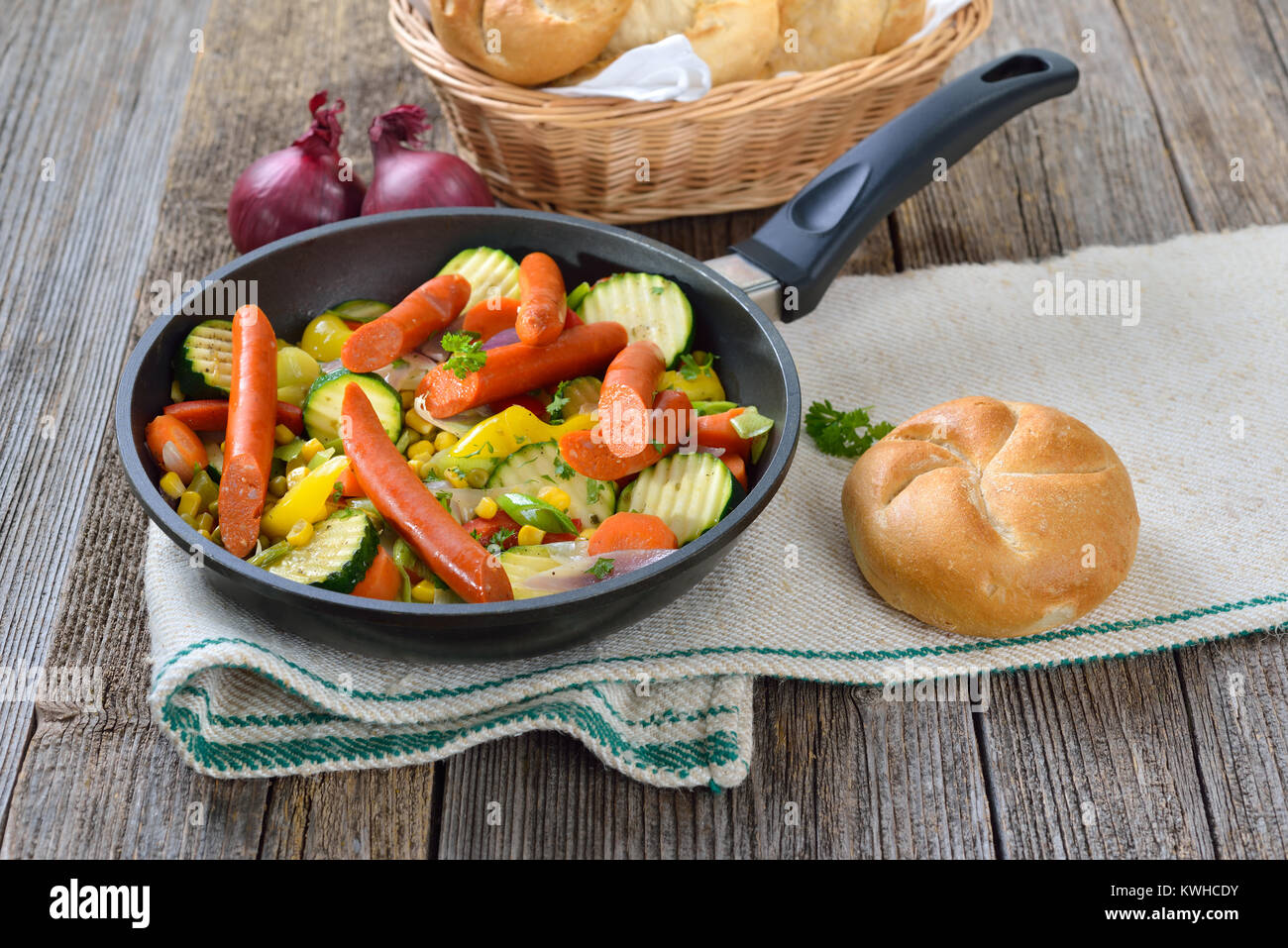 Kurz gebratenes Gemüse mit würzigen Debreziner Würste in einer Pfanne serviert pan Stockfoto