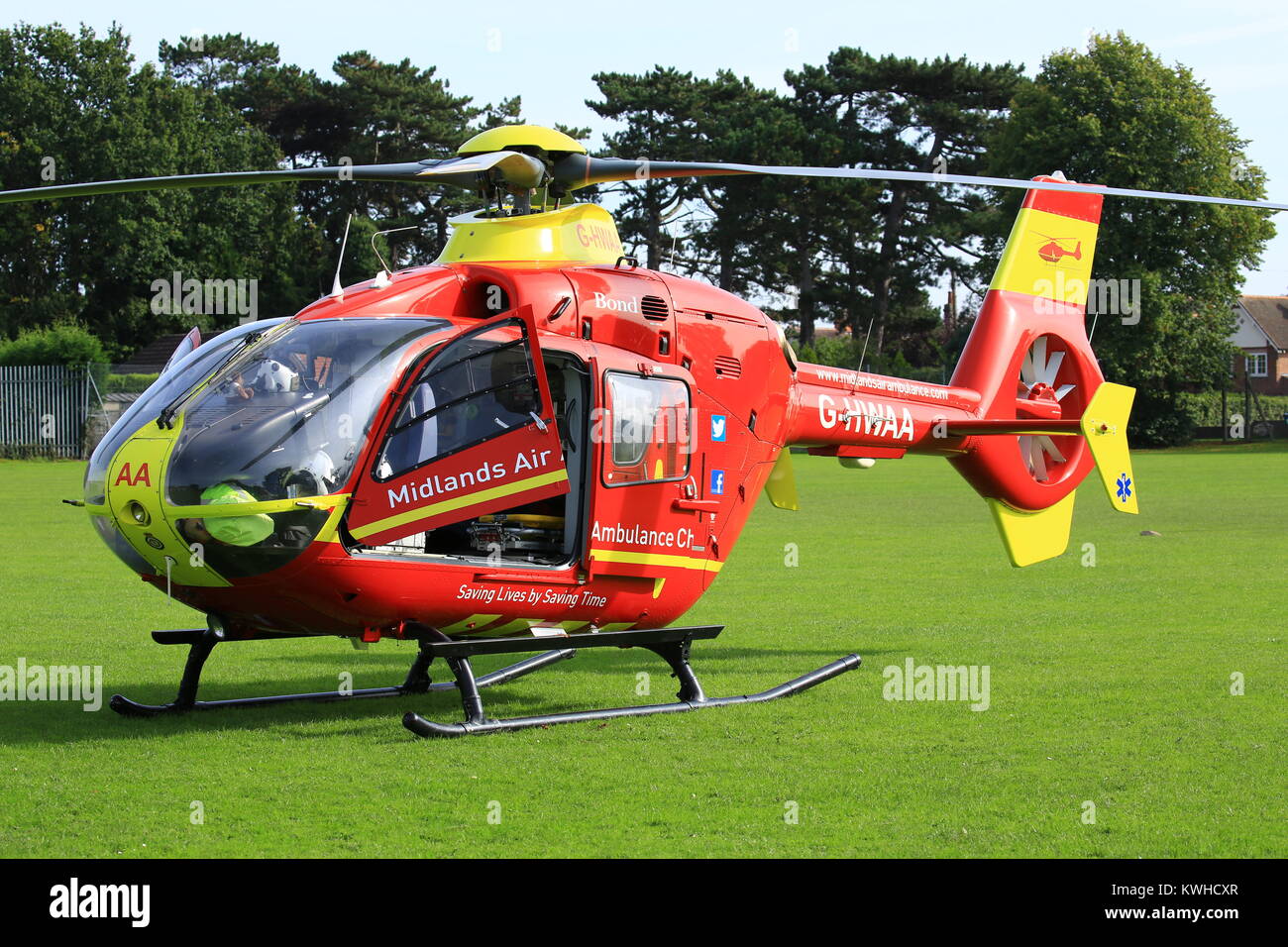 Midlands Air Ambulance anreisen, auf dem Dorfplatz in Fernhill Heide Worcestershire auf einen Notfall zu besuchen. Stockfoto