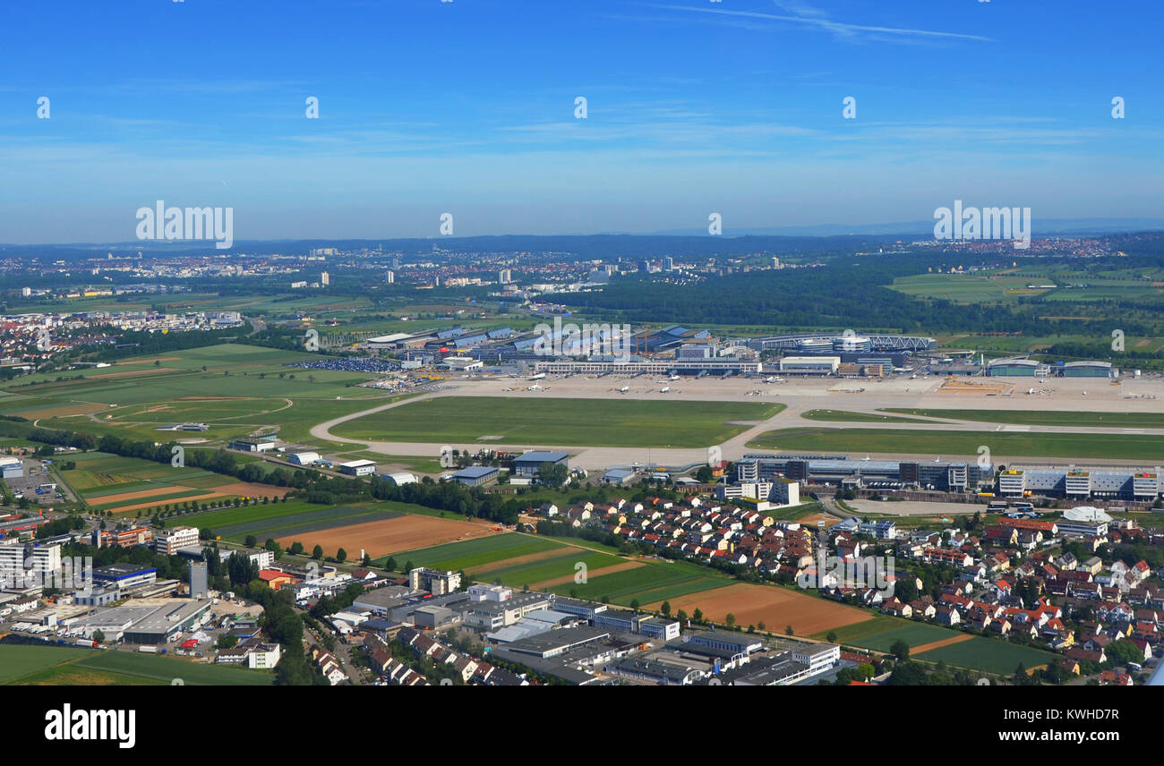 Luftbild von Stuttgart mit dem Flughafen Stuttgart (STR) an einem sonnigen Tag Stockfoto