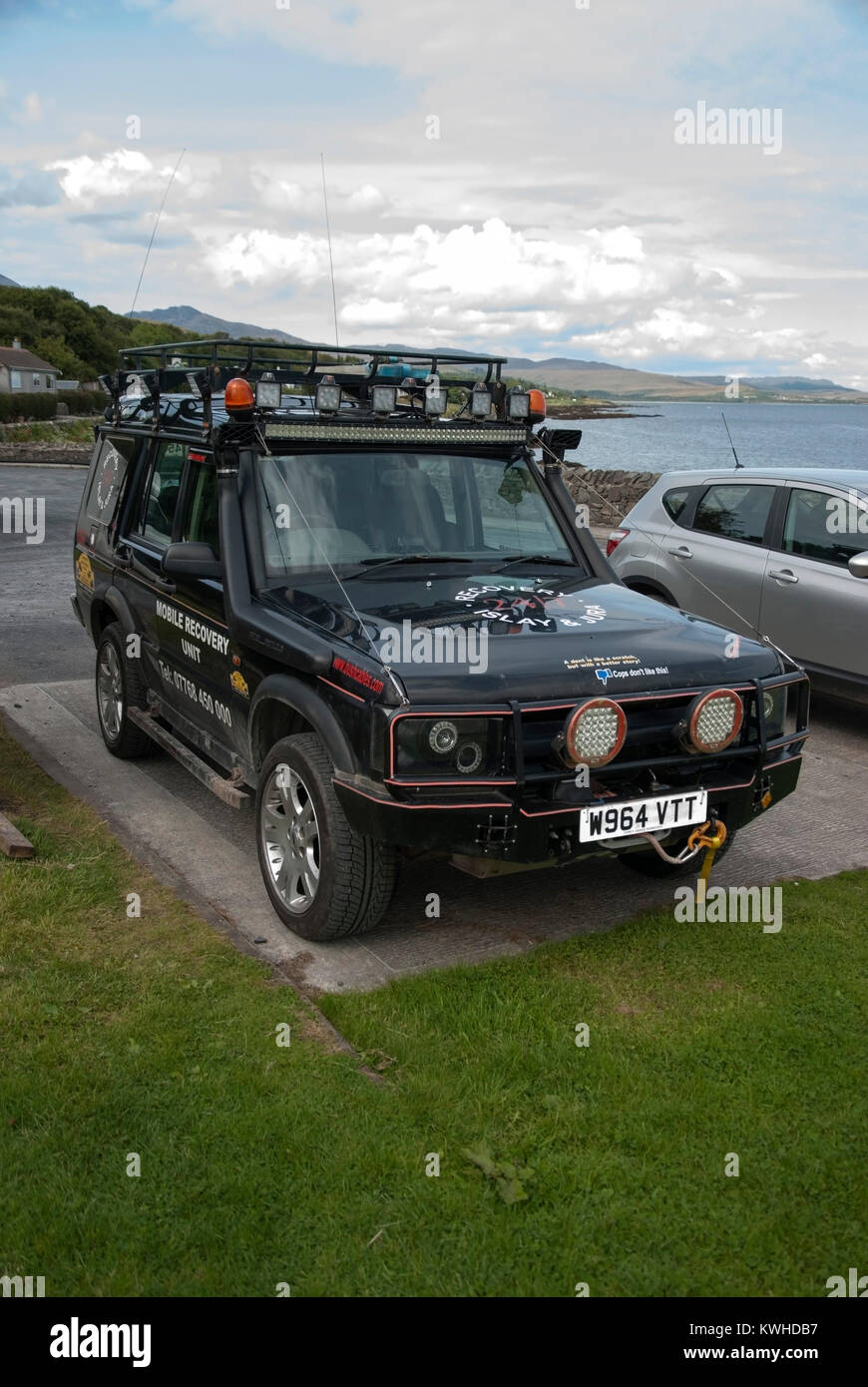 2000 Land Rover Discovery Pannenhilfe Fahrzeug Craighouse Isle of Jura Schottland vorne abseits Hochformat von rhd Rechtslenker schwarz Custom Stockfoto