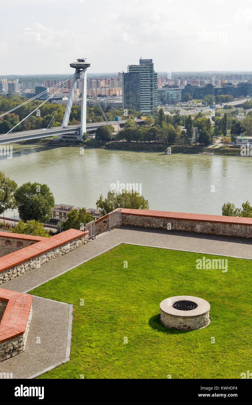 Stadtbild mit Donau, SNP Neue Brücke oder UFO-Brücke und mittelalterliche Burg Hinterhof in Bratislava, Slowakei. Stockfoto