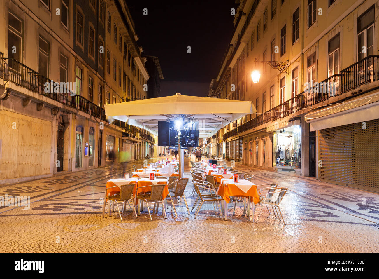 Street Café im Zentrum von Lissabon, Portugal Stockfoto
