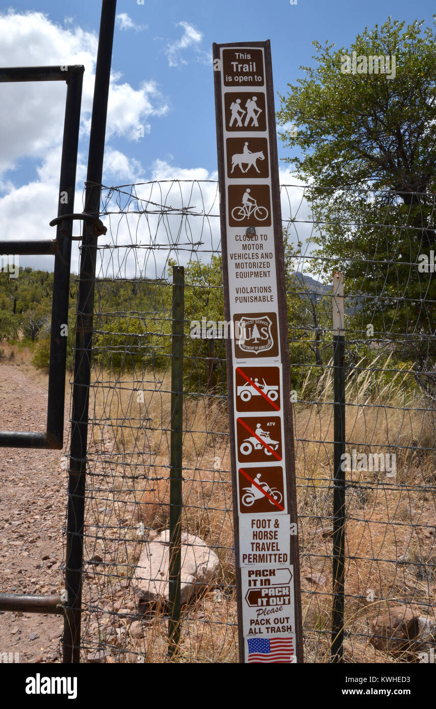 Schilder an den Gardner Canyon Trailhead an Gardner Canyon Road informieren den Wanderer über trail Vorschriften, Beschränkungen und Etikette in der Santa Rita Berg Stockfoto