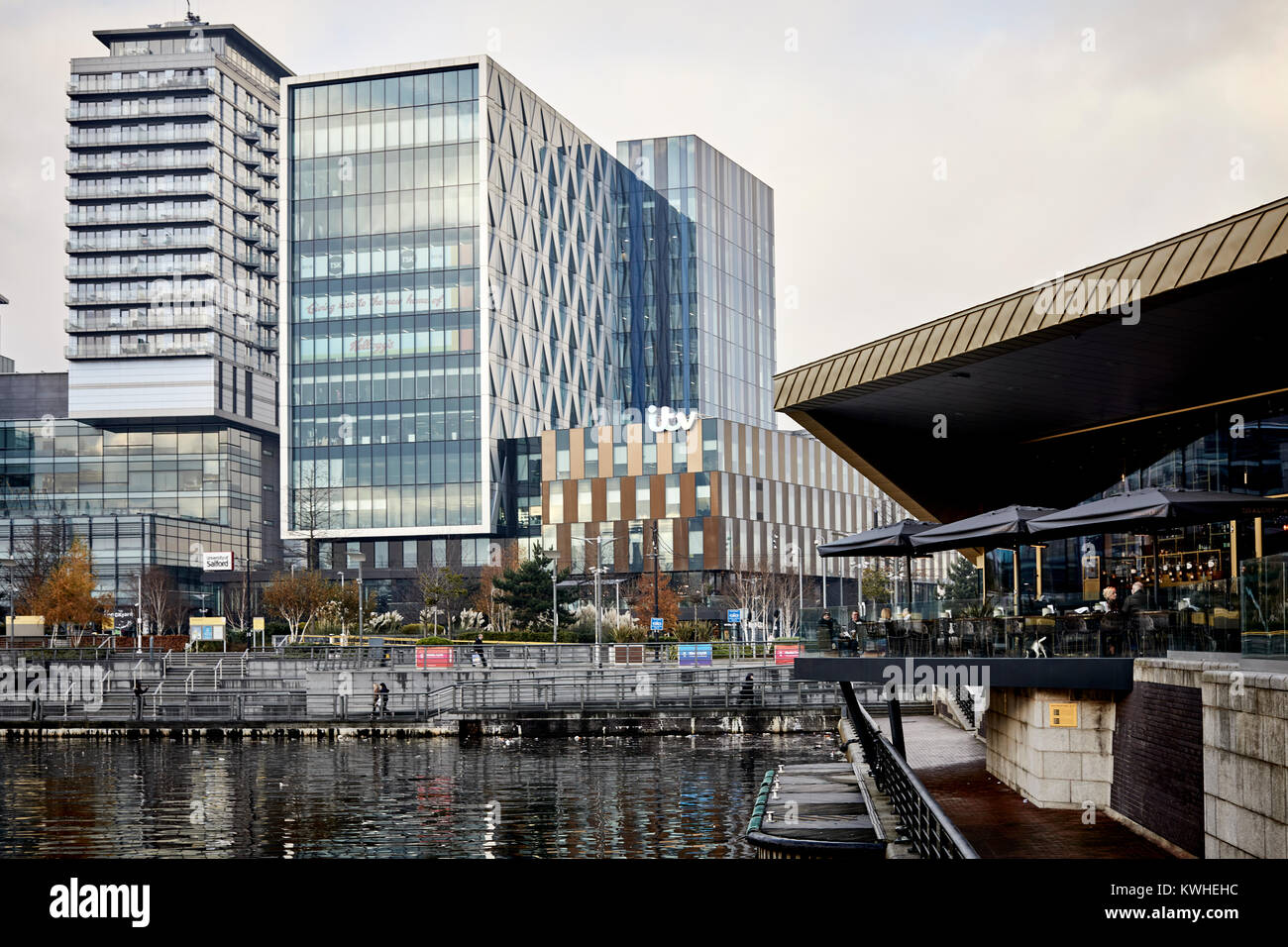 MediacityUK bei Salford Quays Regeneration, ehemals Salford Docks durch das neue Wahrzeichen Alchemist bar durch lebende Ventures gerahmt Stockfoto