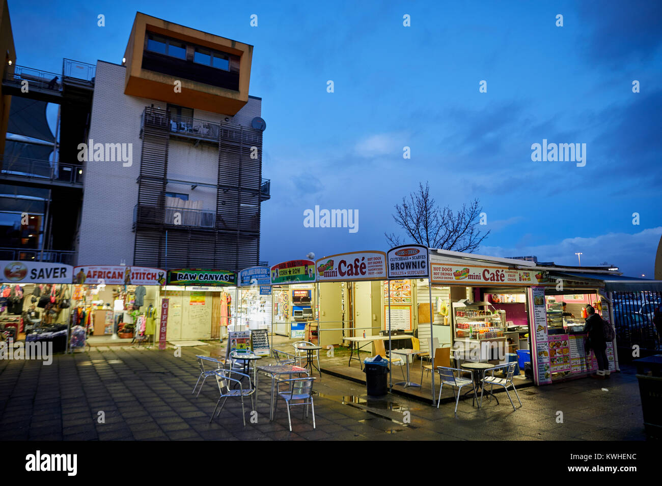 Hulme Markt, Greater Manchester, ein kleiner Markt mit modernen Neubau umgeben Apartments Stockfoto
