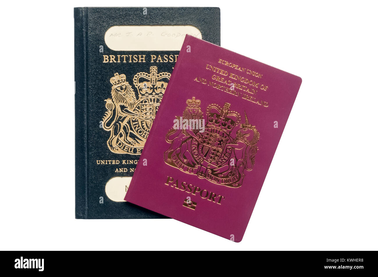 In einem alten Schwarzen britischen Paß in 1980s ausgestellte und ein modernes rotes Britische EU-biometrischen Pass. Stockfoto
