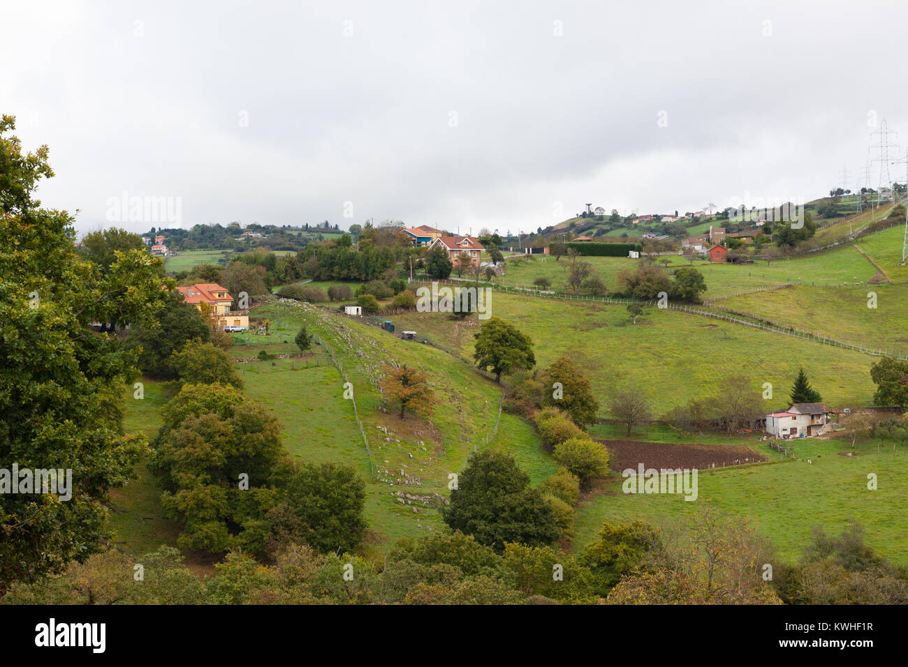 Dorf auf den grünen Hügeln in der Nähe von Oviedo, Asturien, Spanien Stockfoto