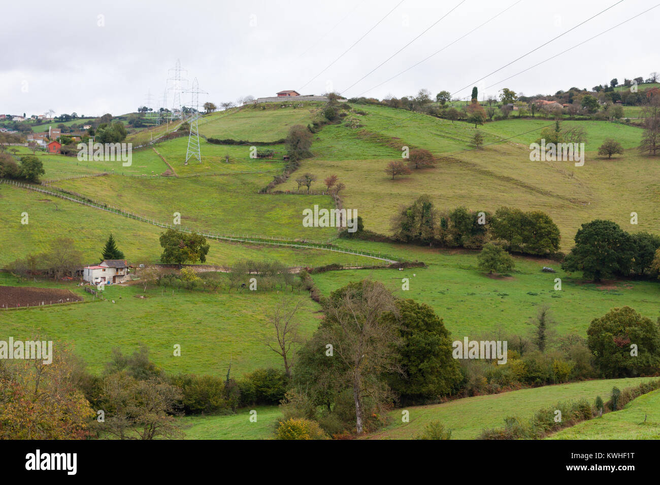 Dorf auf den grünen Hügeln in der Nähe von Oviedo, Asturien, Spanien Stockfoto