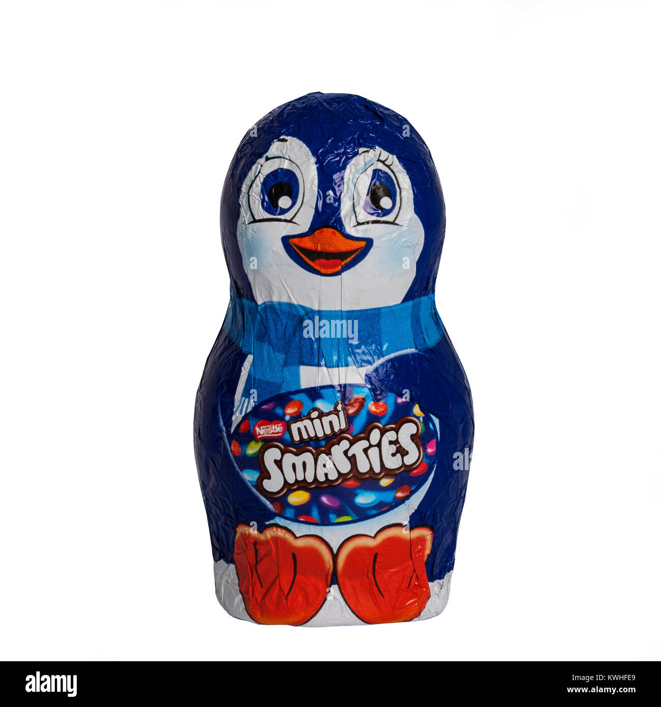 Eine festliche Nestle Smarties Schokolade Pinguin auf weißem Hintergrund Stockfoto