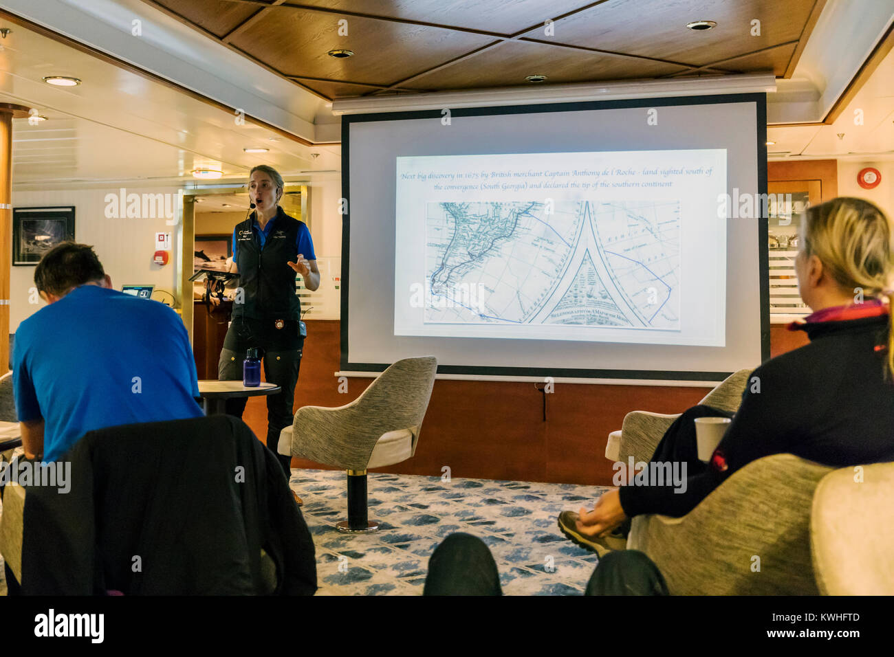 Quark Expeditions Moderatoren in der Lounge; Passagierschiff Ocean Abenteurer trägt alpinen Bergsteigen Skifahrer in die Antarktis Stockfoto