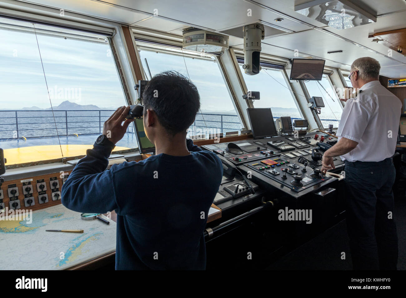 Die Besatzung auf der Brücke segeln Passagierschiff Ocean Abenteurer; trägt alpinen Bergsteigen Skifahrer in die Antarktis Stockfoto