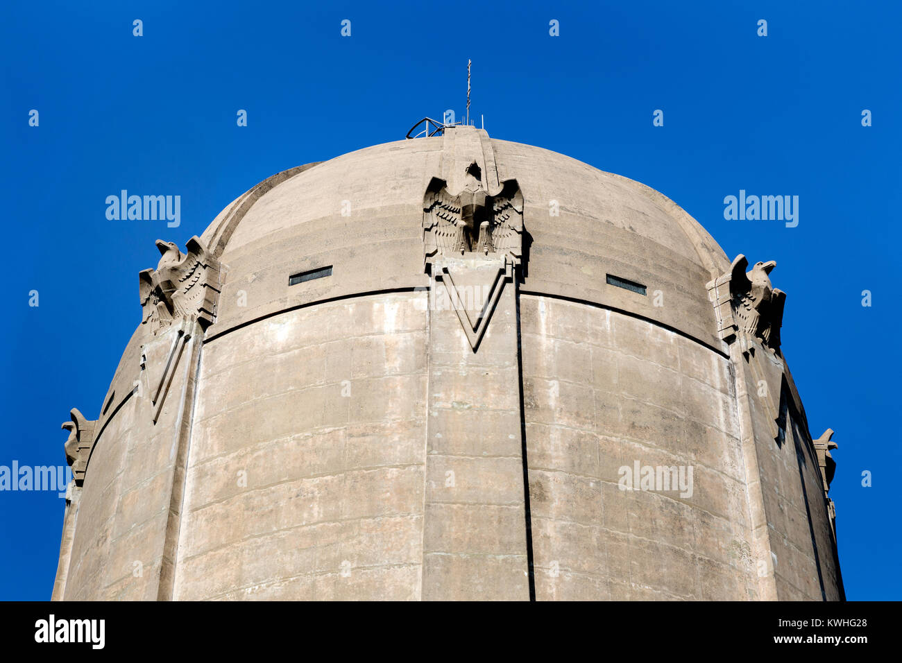 Architektonische sculplture zeigen Adler von John K. Daniels auf der 1932 Washburn Park Water Tower in Minneapolis, Minnesota. Der Turm wurde designed by Stockfoto