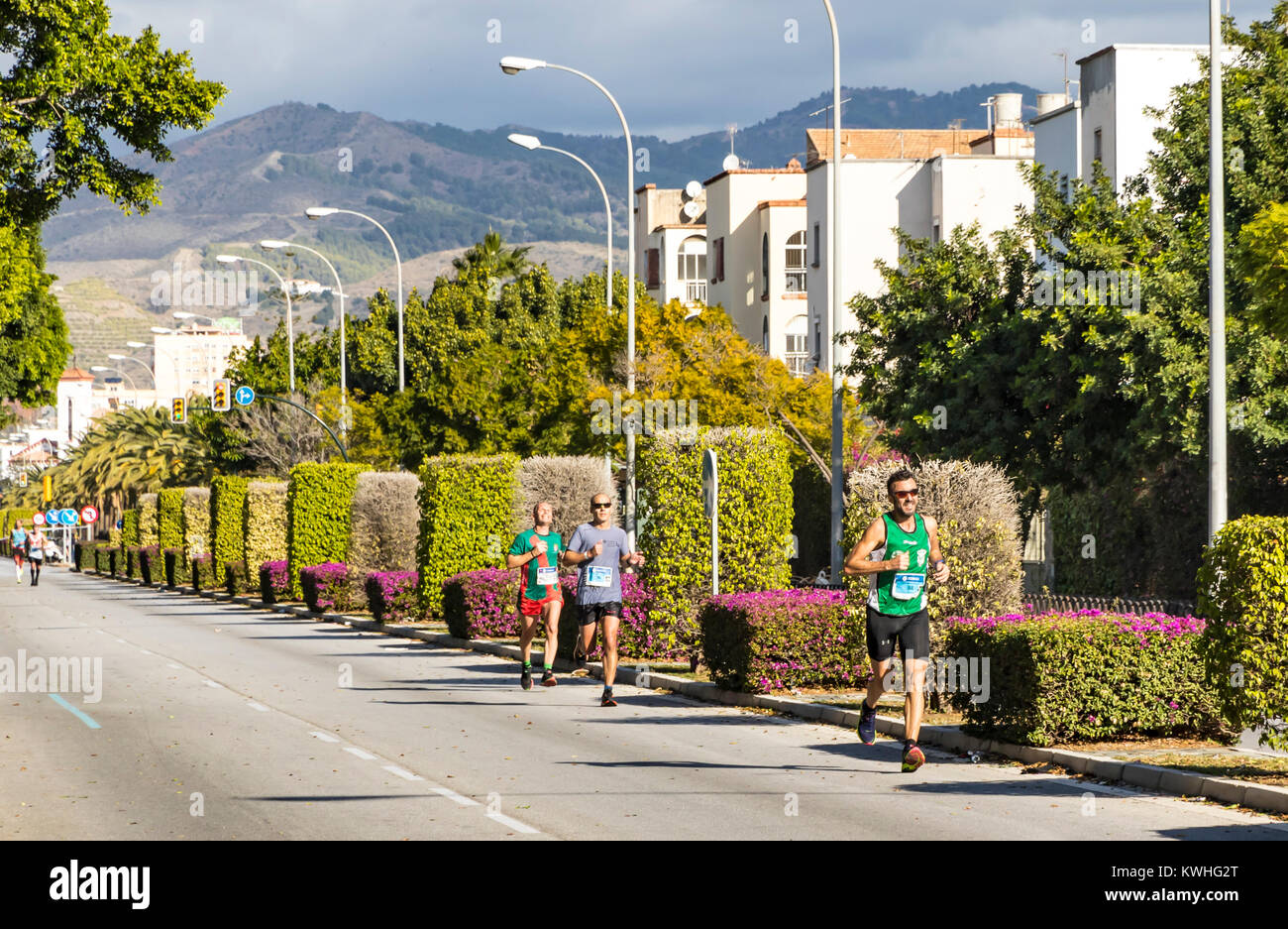 Die Athleten laufen während der Zürich Marathon Malaga auf den Straßen von Malaga, Andalusien, Spanien Stockfoto