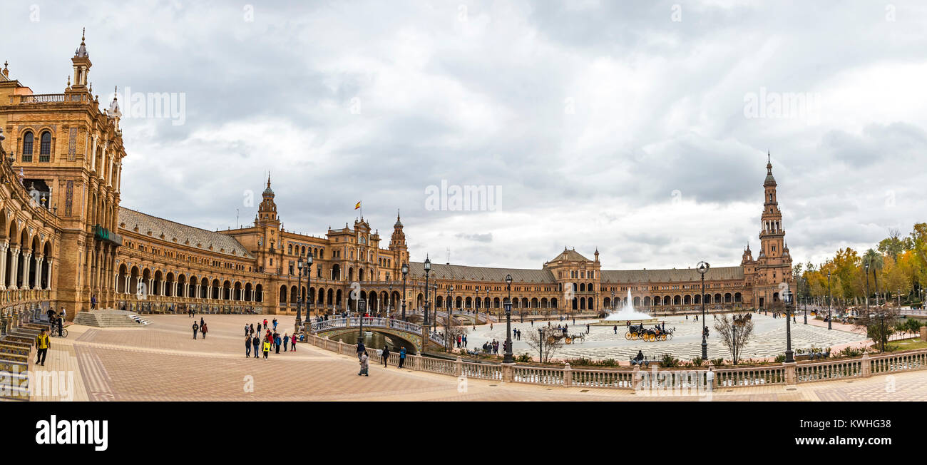 Panoramablick auf die Spanien Square (Plaza de Espana) in Sevilla (Sevilla) Stadt, Andalusien, Spanien. Beispiel maurischer und Renaissance Revival Stockfoto