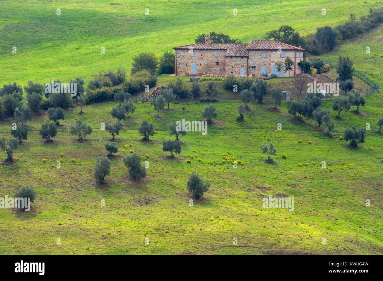 Eine Villa auf einem Hügel in der Toskana, Italien. Stockfoto