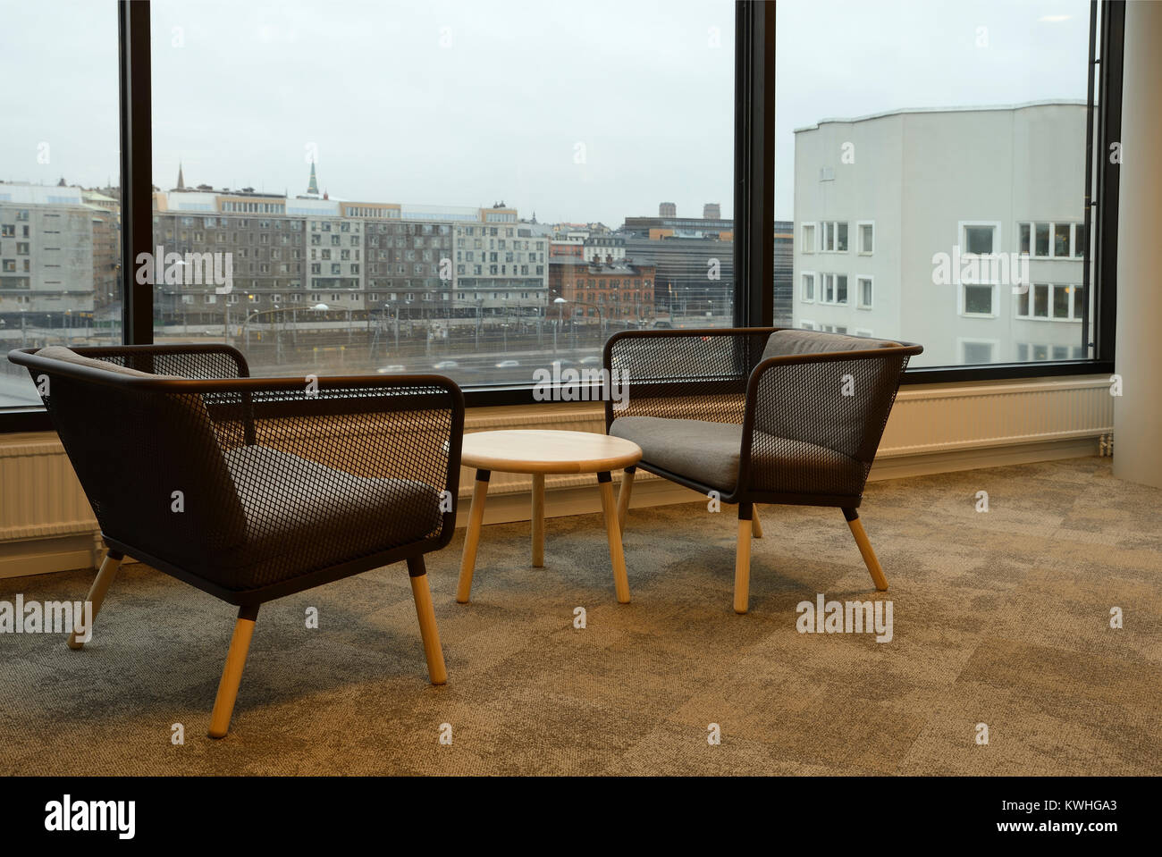 Komfortable, moderne luxuriöse Sessel und runder Tisch Stockfoto