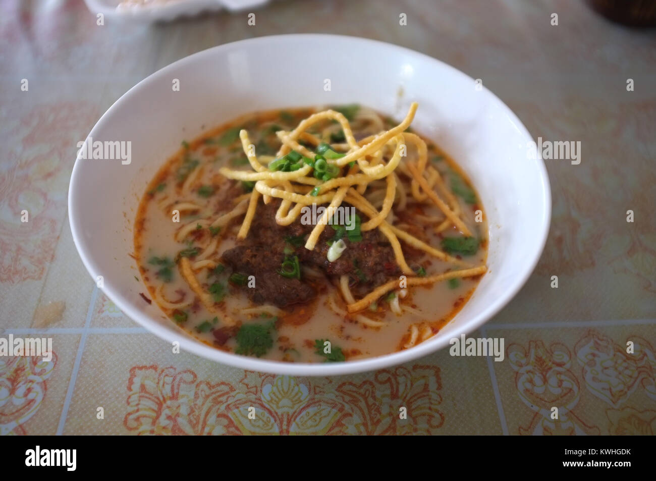 Thailändische Küche, Khao Soi Thai Gericht mit Rindfleisch und hausgemachten Eiernudeln in einem kokosmilch-Sauce Stockfoto