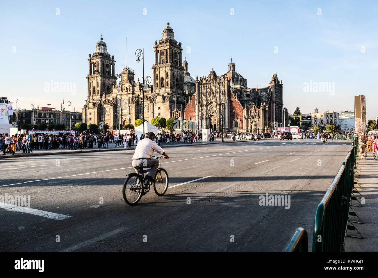 Ein einsamer Radfahrer reiten auf leere Straße von Zocalo-platz Mexico City Stockfoto