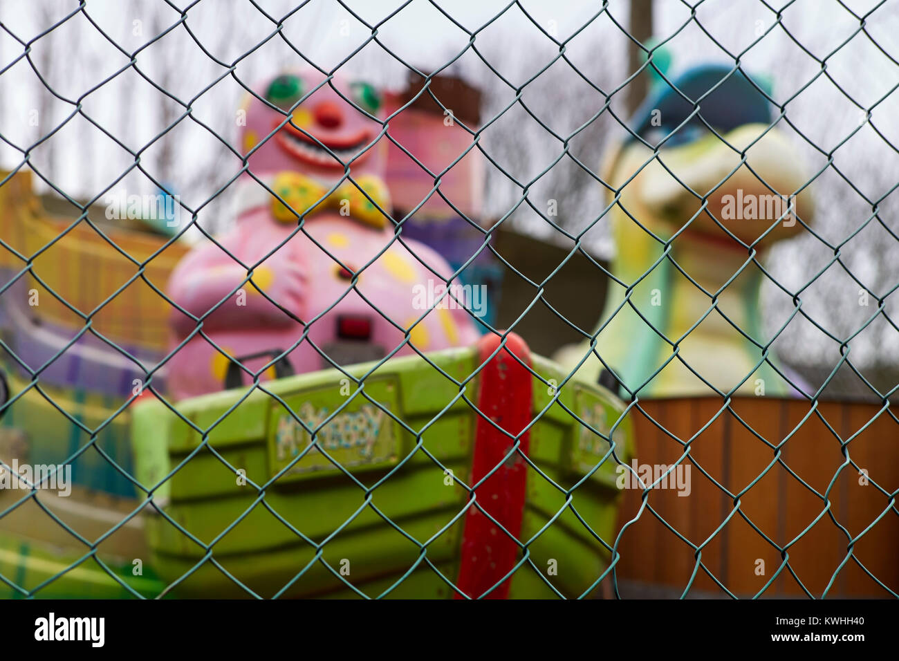 Mr. Blobby fährt durch einen Drahtzaun in einem Gebrauchthof, Margate Stockfoto
