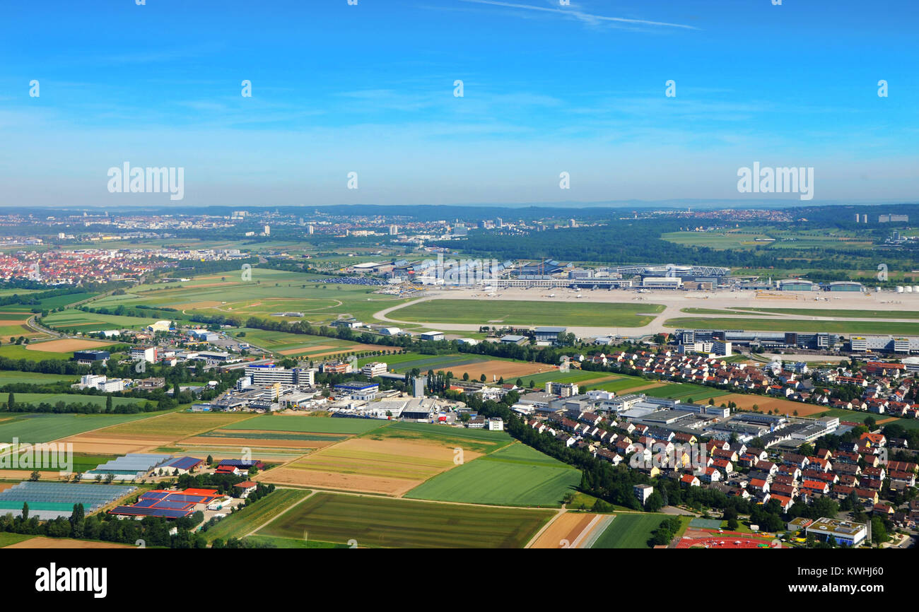 Luftbild von Stuttgart mit dem Flughafen Stuttgart (STR) an einem sonnigen Tag Stockfoto