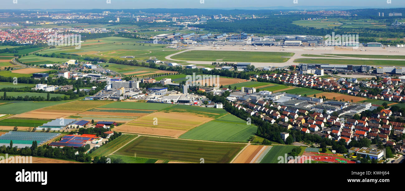 Luftbild von Stuttgart mit dem Flughafen Stuttgart (STR) an einem sonnigen Tag Stockfoto