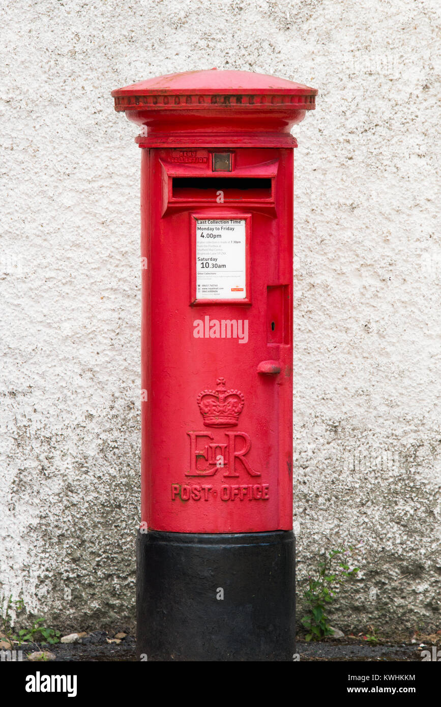 Einen roten Briefkasten auf Lydgate im Eyam, Derbyshire, England Stockfoto