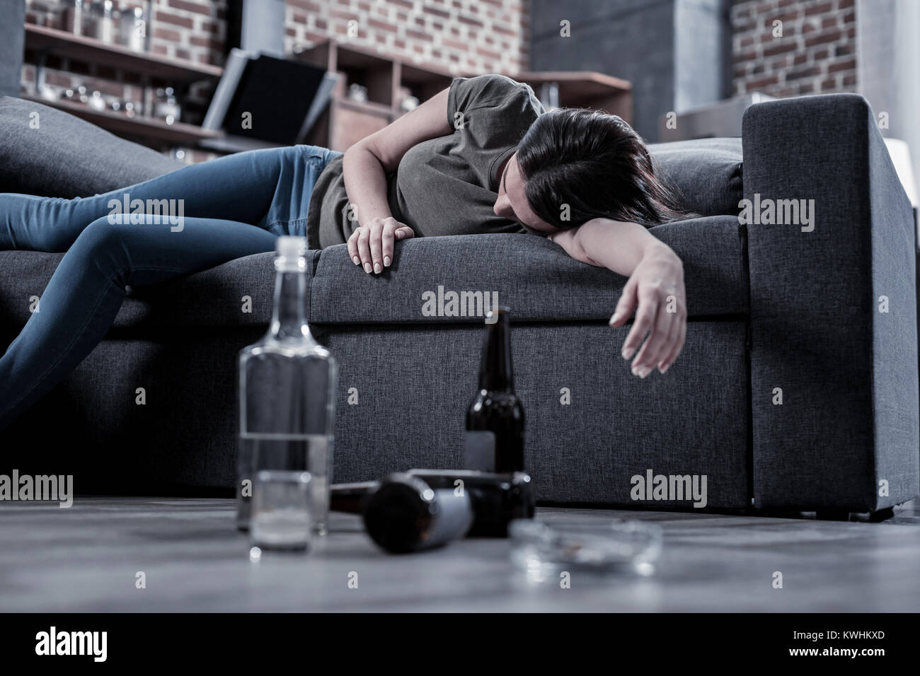 Sleepy Betrunkene Frau Auf Dem Sofa Stockfotografie Alamy 