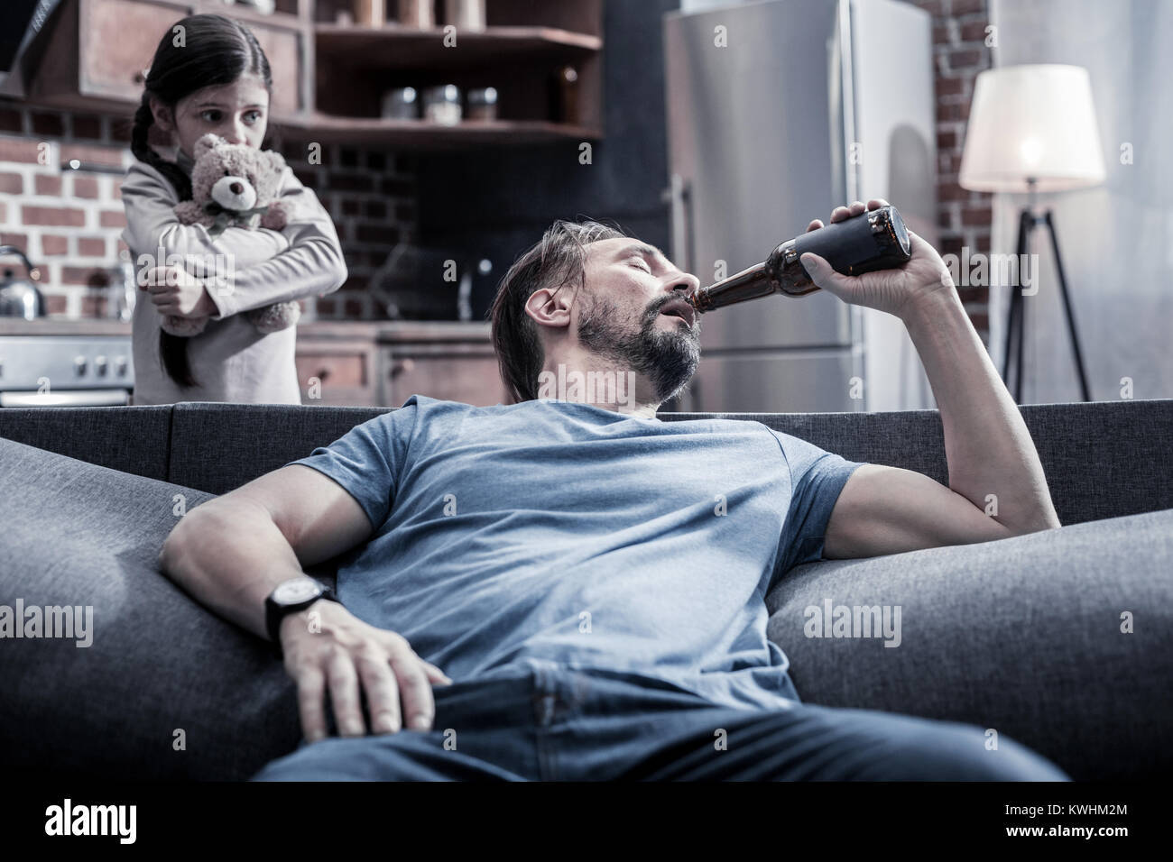 Müde betrunkener Mann Bier trinken. Stockfoto